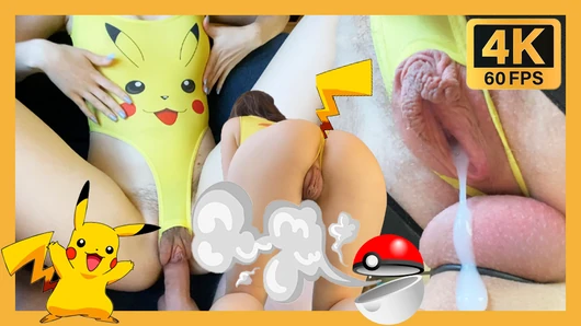 La hermanastra de 18 años me monta en una silla sexual en traje de pikachu y recibe una carga de semen. cosplay de pokemon.