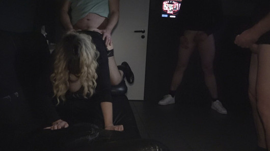 Une vide-couilles amateur se fait baiser dans un gangbang au cinéma pour adultes