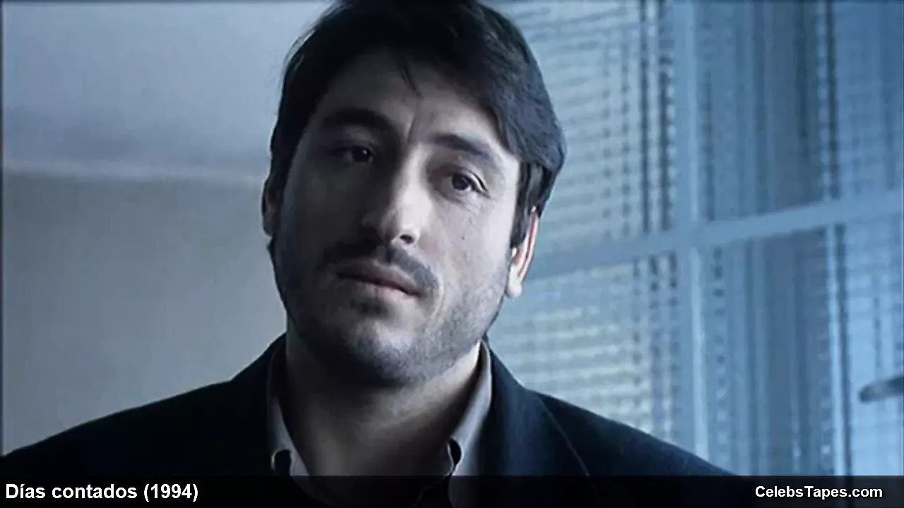 Candela Pena和Ruth Gabriel正面裸体和粗暴性爱场景