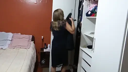 Ibu tiri nakal dengan gaun seksi lagi ganti baju sambil bugil, suka pamer tubuh aduhainya di pesta seks