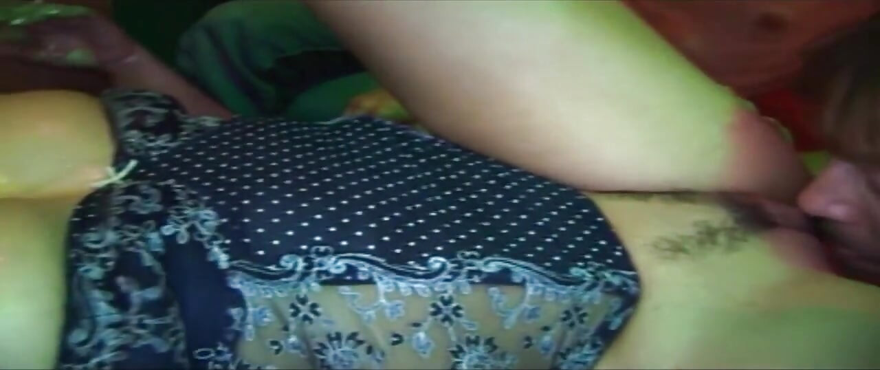 Gagica brunetă limba -fute pizda, apoi este lovită tare