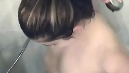 Esmer kadın duş alıyor ve seksi meme uçlarını ve amcığını ovuyor