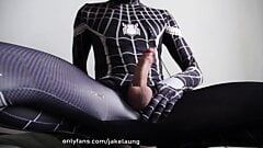 Webcam, un garçon se branle dans un costume de spiderman