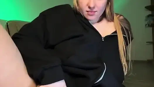 Fingering tight pussy with jucielussie