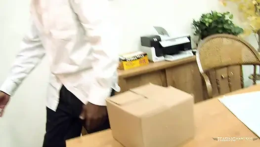 Julie Cash вылизывает ее киску и трахает черный мужик