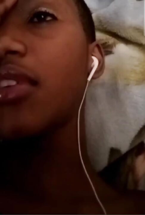 Gadis sange kulit hitam lagi asik masturbasi sama pacarnya di panggilan video, sampai muncrat