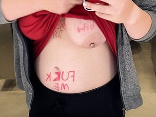 Sexy gordita bbw muestra sus pezones atados con cuerpo escrito en baño público