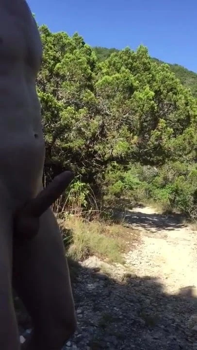 在嬉皮山谷徒步旅行
