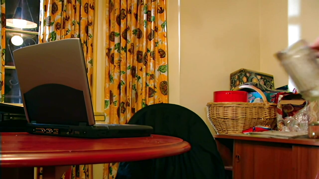 Blowjob in de badkamer verandert in hard neuken op de vloer