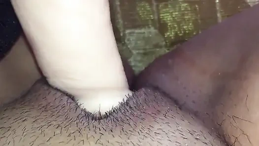 Aku lagi asik ngentot memekku sampai muncrat banyak banget!