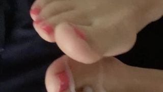 Cum on toes