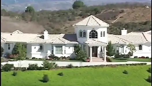 Randy сосущей член крошки трахают 2 мужика в групповом сексе, затем обкончали