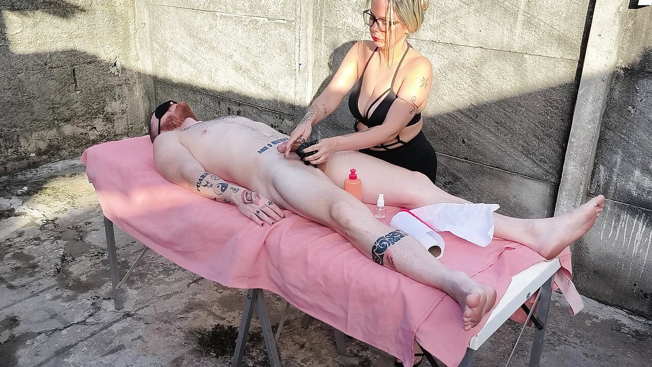 Masaje desnudo al aire libre con rubia atractiva