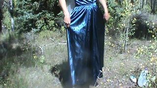 Blaues Satin-Kleid