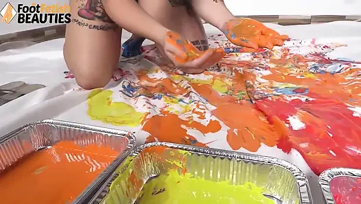 Esmer diva ödüllü bir sanat yaratmak için ayaklarını ve ellerini boyayla kaplıyor
