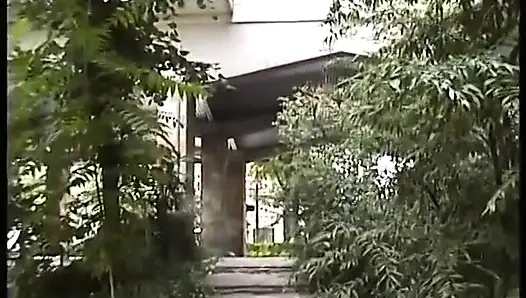 Школьницу впервые в анал