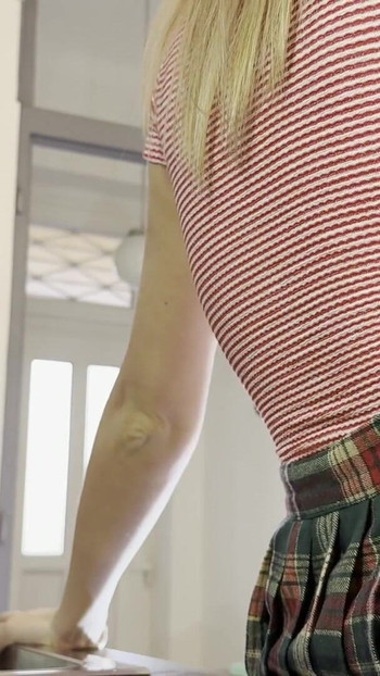 Moment puissant de « "Une belle femme super sexy enlève son string dentaire sous son mini-jupe étudiante »