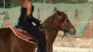 Dominação feminina cavalgando sexy