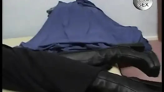 Брюнетку-шлюху трахнули пальцами и трахнули, прежде чем сперма упала на ее маленькие сиськи