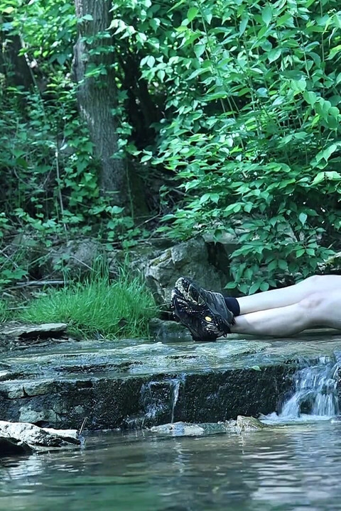 Fleksibel di tepi Air Terjun, Cuba Menyelinap Sedikit Detik Persendirian...