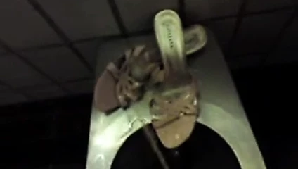 Wet Shoes - Weggeworfene Schuhe der Nachbarin nass gemacht