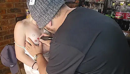 Сводная сестренка хотела татуировку сердца рядом с ее сосками без трусиков