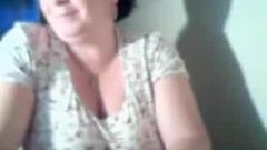 Granny cho thấy bộ ngực lớn của cô ấy trên webcam.