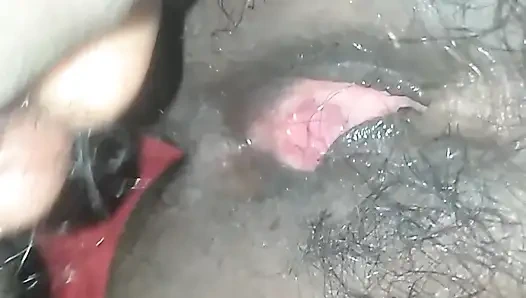 Kocam amımı yalıyor ve yüzünü amcığıma sokuyor ve sonra beni çok sert sikiyor. Hottv403