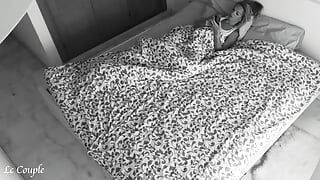 La cámara de visión nocturna grabó cómo el hermanastro visitó el dormitorio del hermanastro tarde en la noche