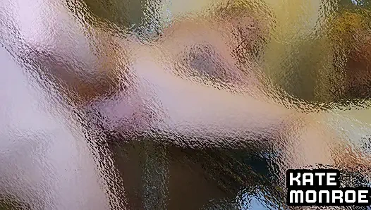 Паренек у бассейна трахает возбужденную милфу Kate Monroe