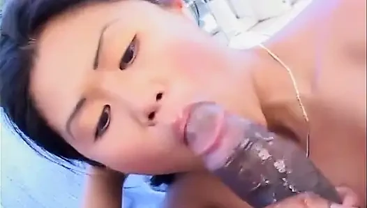 Pejantan hitam melancarkan kontol panjang dan lebarnya ke dalam memek sempit