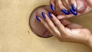 Latinas blaue nägel necken einen schwanz auf einem melktisch