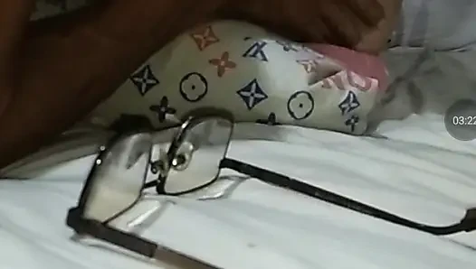Memakan memek basah ke pantat adalah dia muncrat
