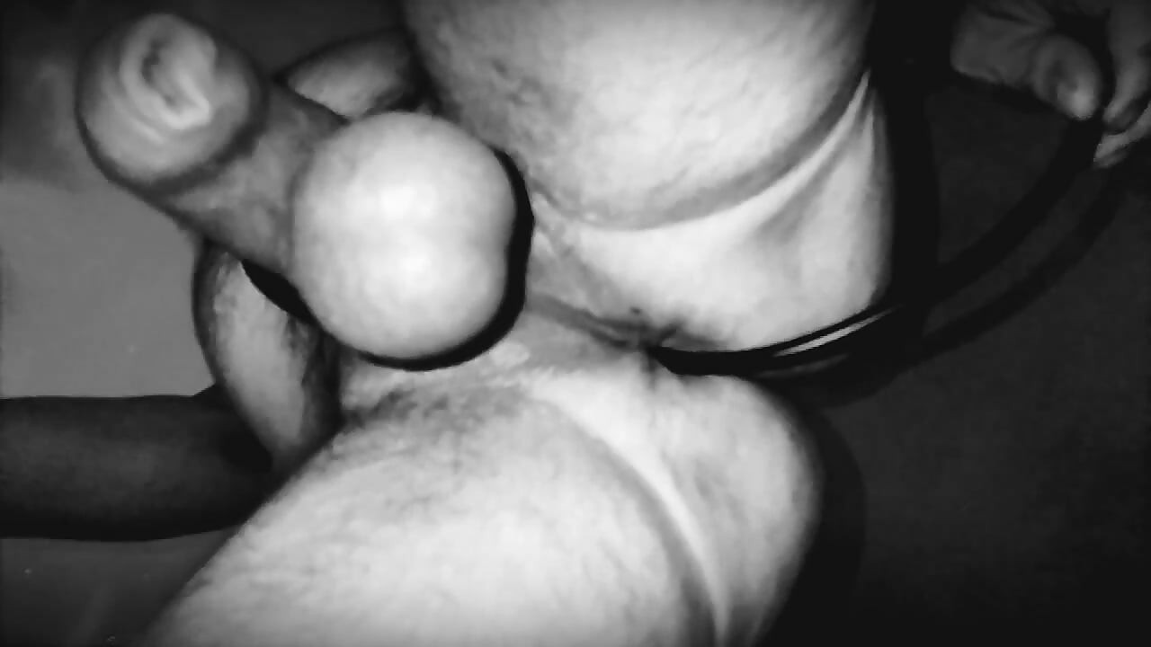 Testicule grele și pula căzând în alb-negru slow-motion