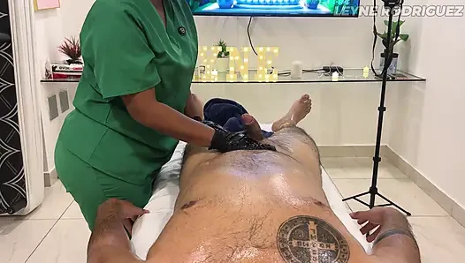 Unterschätztes vergnügen - wunderschöne latina gibt eine spezielle happy end-massage