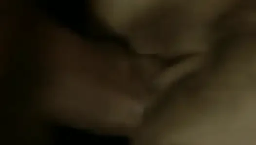 Ein sexy deutsches schätzchen mit einem erstaunlichen körper bekommt ihre haarige muff geritten