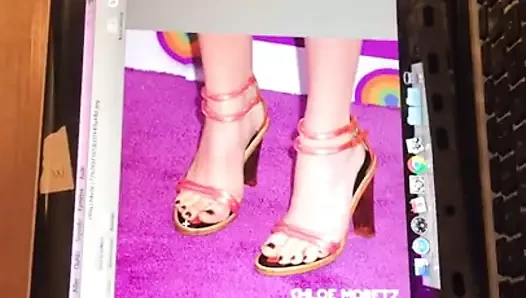 Chloe moretz'in ayaklarına basıyor.