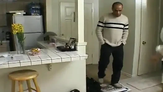 Sarışın fahişe göt deliğini adam etiyle doldurtarak yüzünün döllenmesini istiyor