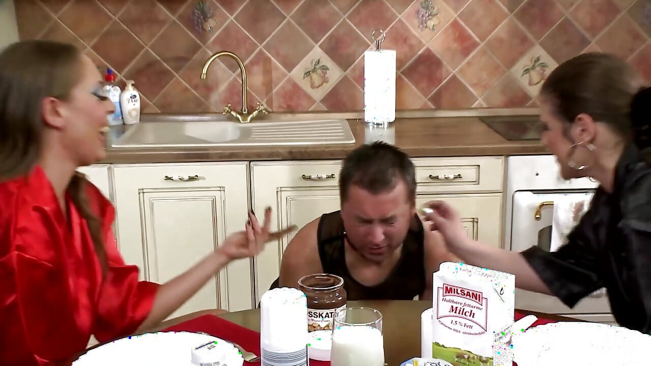 दब्बू गुलाम गन्दा खुशी में ढँक गया