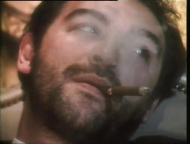 セクシーで毛深い膣が舐めて、大きなチンコをしゃぶり...口の中の精液