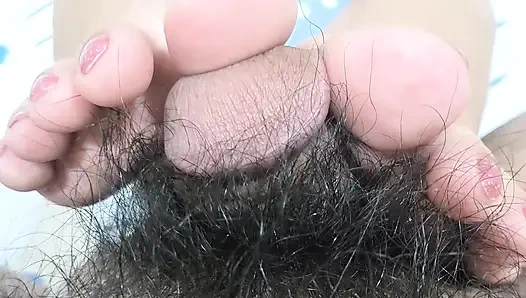 Acoletteyyy Не перестал тереть ее симпатичные округлые азиатские пальцами ног о голову члена после кончания