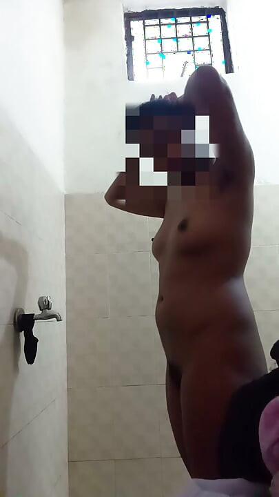 Apne best friend ke SAT ghumne gayi thi bathroom ke andar but under magic