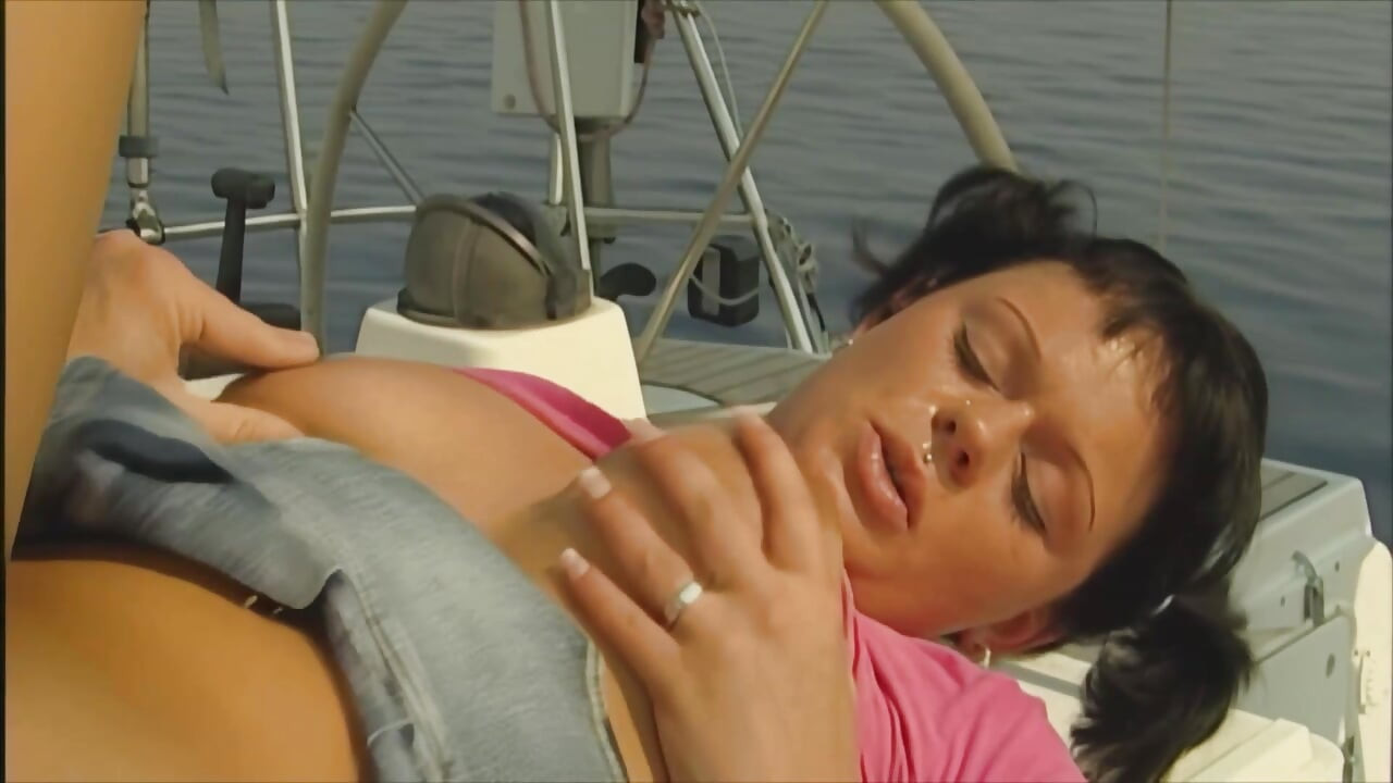 甜美的女孩渴望大鸡巴在户外做爱