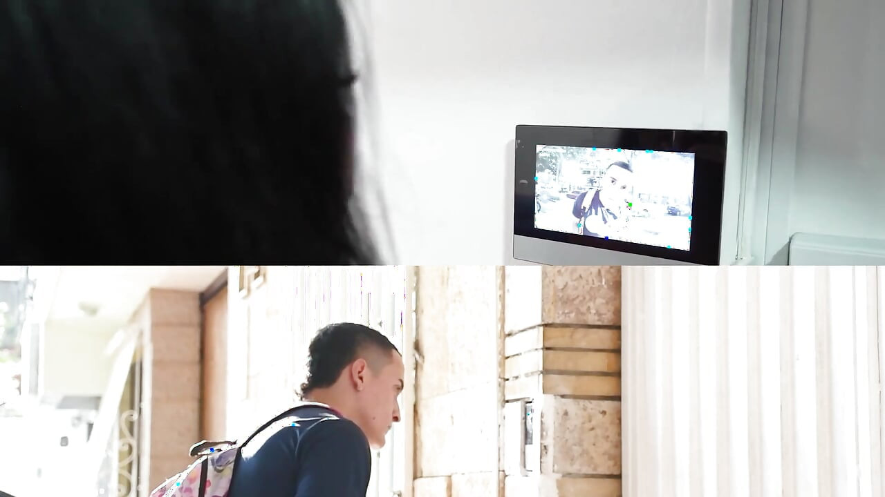 Tesisatçı, hazır göğüslü evin sızıntısını kapatıyor