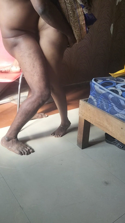 Fille tamoule prise par derrière et baisée sur le côté par son mari | Clip 1