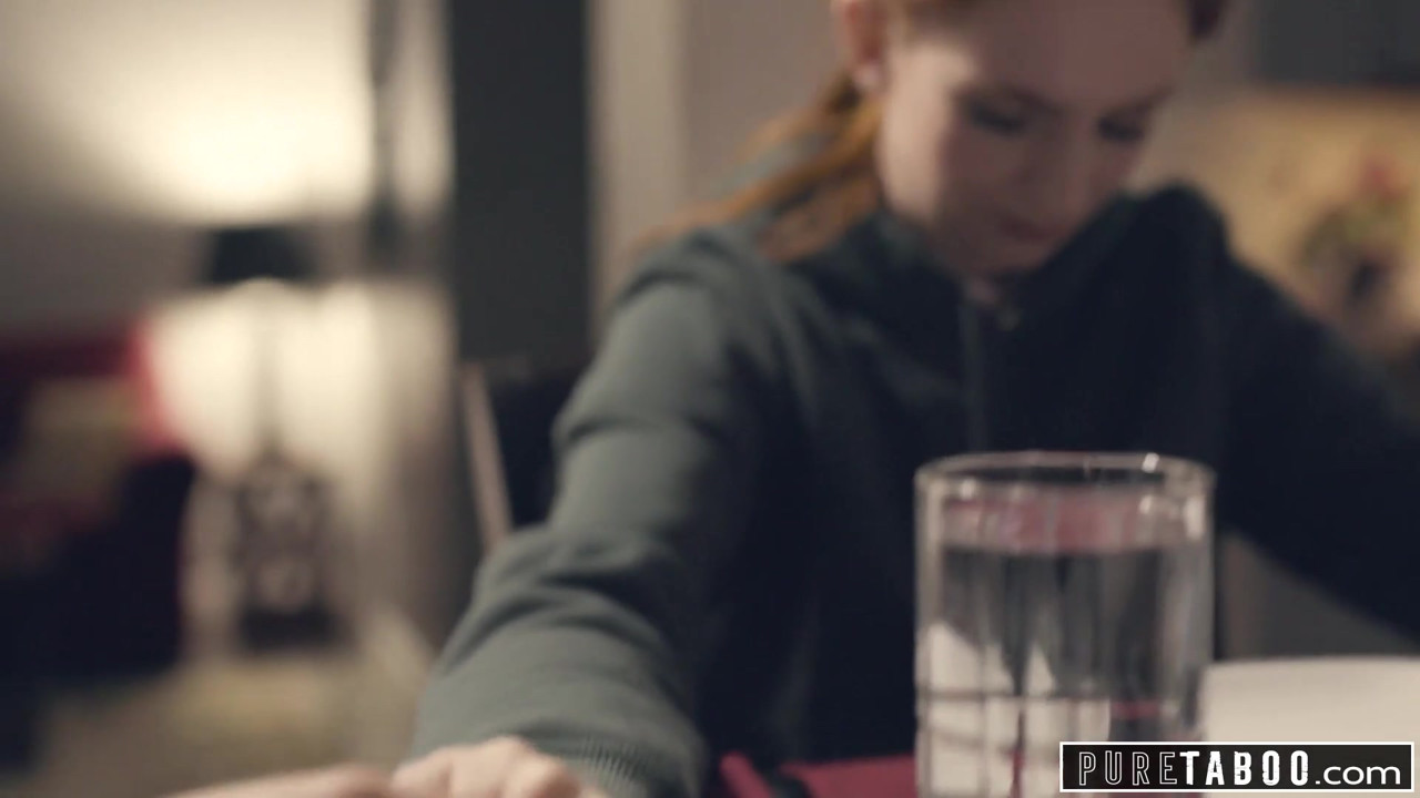 純粋なタブー義理の両親と義理の兄が新しい妹を歓迎