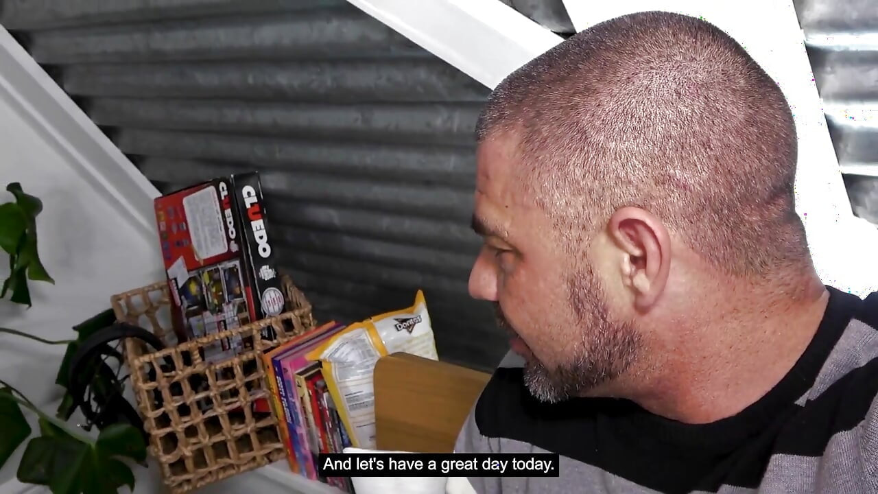 Dutch porn: He fucks, she eats chips! Sexybuurvrouw