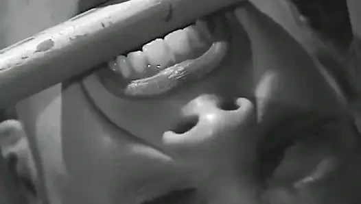 Cewek nakal rambut pirang dientot habis-habisan sama cewek rambut cokelat di pesta seks threesome