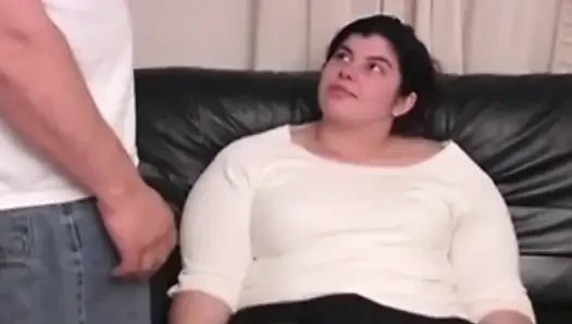 BBW mit kurzen haaren wichst und lutscht