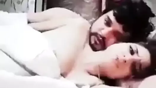 Муж и жена занимаются сексом в спальне